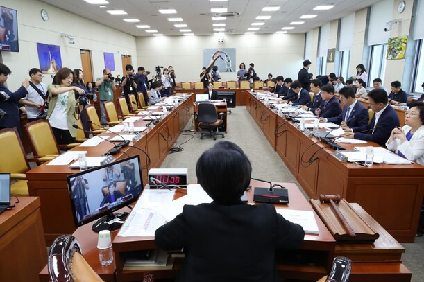 최민희 국회 과학기술정보방송통신위원장(가운데)이 지난 6월18일 서울 여의도 국회에서 열린 위원회 전체회의를 주재하고 있다. 김봉규 선임기자 bong9@hani.co.kr