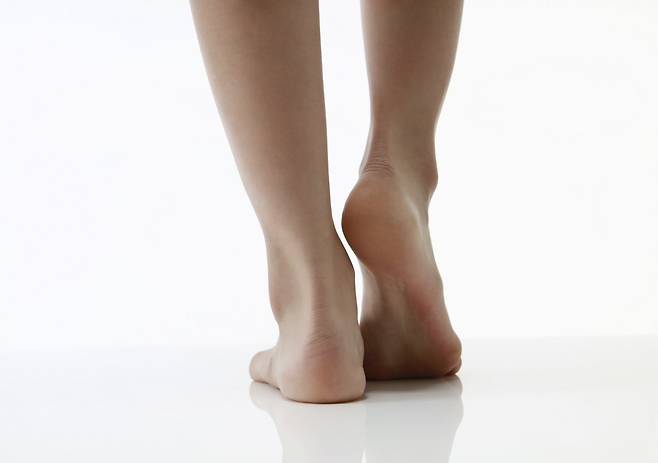 걸을 때 보폭을 10cm 정도 넓히면 더 많은 근육을 자극할 수 있어 건강에 좋다./사진=클립아트코리아