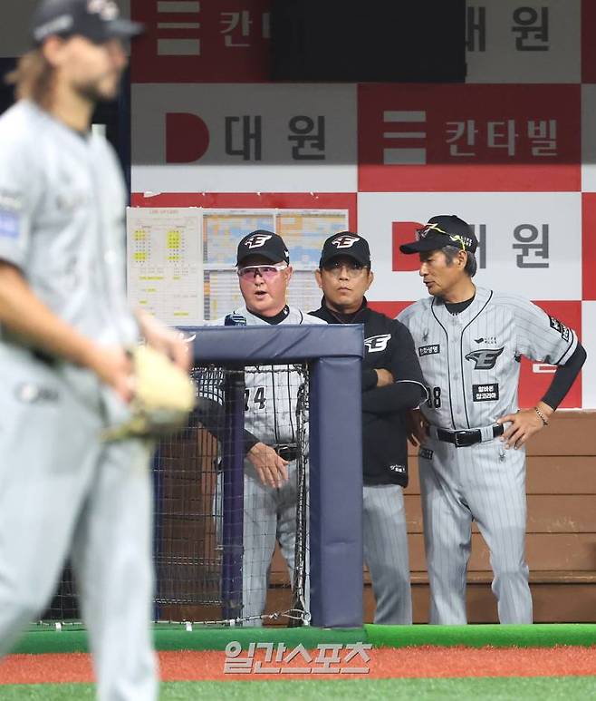 2024 KBO리그 프로야구 키움히어로즈와 한화이글스의 경기가 9일 오후 서울 고척스카이돔에서 열렸다. 6회말 1점차까지 추격을 당하자 김경문 감독과 양상문 투수코치, 양승관 수석코치가 굳은 표정으로 경기를 지켜보고 있다. 고척=김민규 기자 mgkim1@edaily.co.kr