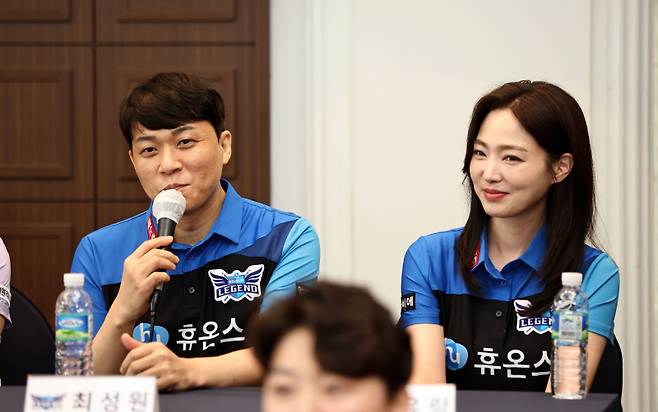 10일 서울 한국프레스센터에서 열린 프로당구 PBA 팀리그 미디어데이에 참석한 휴온스의 팀리더 최성원(왼쪽)이 취재진 질문에 답하고 있다. 사진=프로당구협회