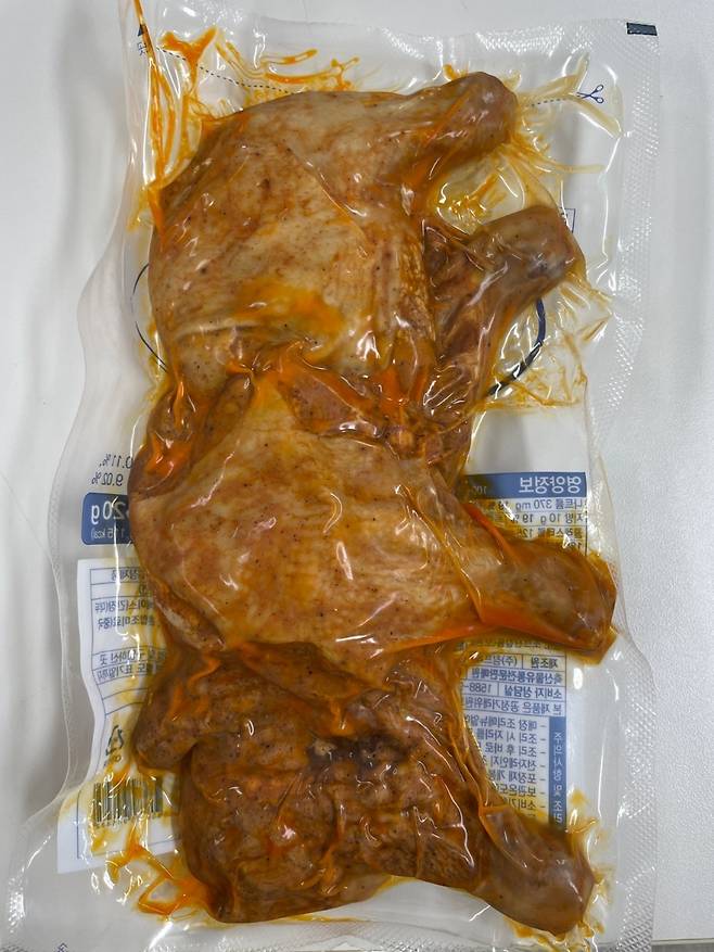 회수 조치가 내려진 참프레 제조 'BBQ 통다리바베큐치킨' (사진, 식약처)