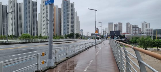 대전에 내린 강한 비로 대전시 중구 유천동과 서구 도마동을 연결하는 유등교가 침하돼 10일 오전 양방향 통행이 전면 통제됐다. [사진 독자]