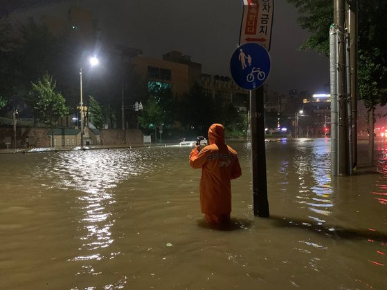 10일 오전 전북 군산시 옛 보건소 사거리 지하차도가 물에 잠겨 소방당국이 배수 작업을 하고 있다. 사진 전북특별자치도소방본부