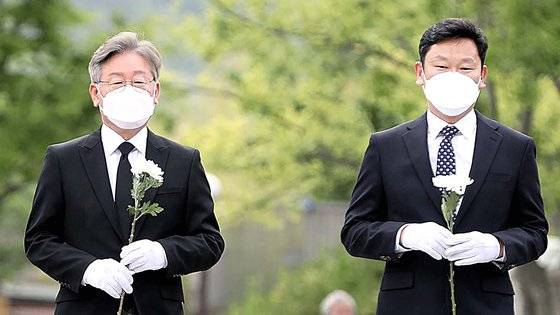 2021년 5월 당시 이재명 경기지사(왼쪽)가 노무현 전 대통령 묘역을 참배하고 있다. 노 전 대통령의 사위 곽상언 변호사(오른쪽)가 주선한 자리였다. 연합뉴스