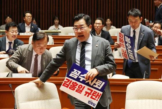 2일 오후 국회에서 열린 민주당 의원총회에서 박찬대 당대표 직무대행 겸 원내대표가 입장하고 있다. 연합뉴스