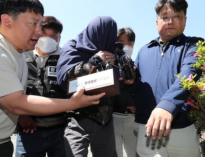 태국 파타야에서 공범들과 한국 관광객을 납치 살해한 뒤 시신을 유기한 혐의를 받는 20대 피의자 B씨가 지난 5월 경남 창원 성산구 창원지방법원에서 열린 구속 전 피의자 심문(영장실질심사)에 출석하고 있다. /사진=뉴스1