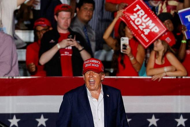도널드 트럼프 전 미국 대통령이 9일(현지시간) 미국 플로리다주 도럴에 있는 자신의 골프리조트에서 선거 유세를 하고 있다. /로이터
