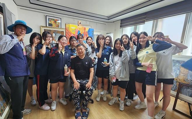 최근 문빅토르 미술관을 찾은 학생들이 카자흐스탄의 대표 고려인 화가인 문빅토르와 함께 기념촬영을 하고 있다. 광주고려인마을 제공