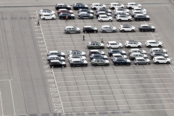 The parking lot for finished cars at Factory No. 2 at Kia's AutoLand Gwangju manufacturing plant in Gwangju, South Jeolla, is half-empty on Thursday amid a labor strike that started the same day. [YONHAP]