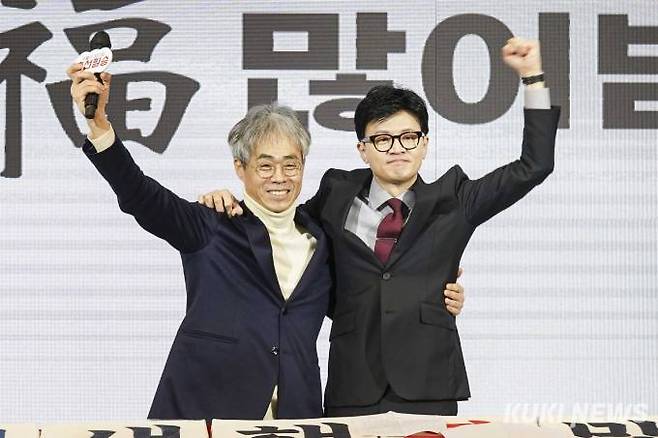 한동훈 전 국민의힘 비상대책위원장(오른쪽)이 지난 1월17일 오전 서울 마포구 케이터틀에서 열린 국민의힘 서울시당 신년인사회에서 김경율 회계사(당시 비상대책위원)의 서울 마포을 출마를 소개하며 손을 들어보이고 있다. 쿠키뉴스 자료사진