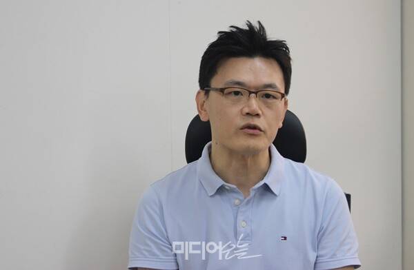 ▲최성진 한겨레 기자가 지난 8일 서울 공덕동 한겨레 사옥에서 미디어오늘과 인터뷰하고 있다. 사진=윤수현 기자