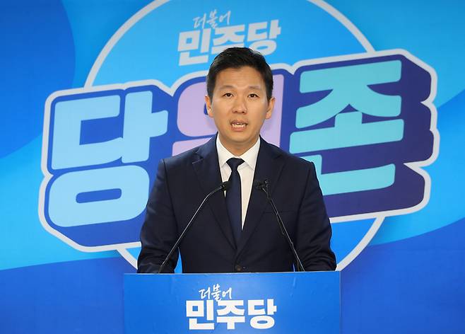 김지수 한반도미래경제포럼 대표가 10일 오후 서울 여의도 더불어민주당 중앙당사에서 당대표 출마 선언 기자회견을 하고 있다. [사진 출처 = 연합뉴스]