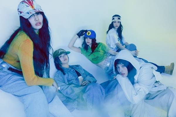 뉴진스(NewJeans)가 최근 발매한 두 개의 신보 모두 미국 빌보드 글로벌 차트에서 쌍끌이 인기를 끌고 있다.
