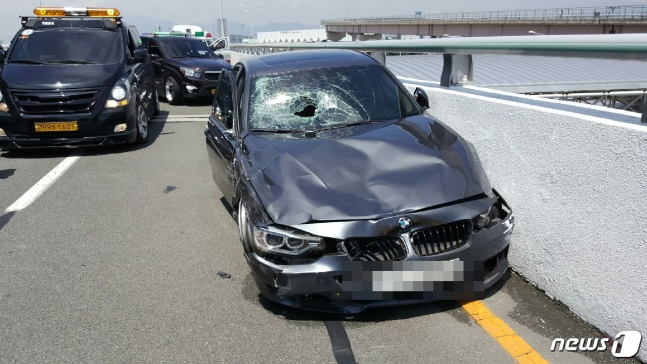 2018년 7월 10일 부산 강서구 김해공항 2층 국제선 청사 진입로에서 택시기사를 충격한 BMW 앞 유리와 범퍼가 찌그러져 있다. /사진=뉴스1