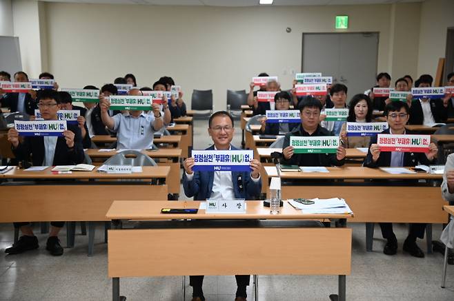 김근영 사장이 '부패휴(HU)없' 선포식에서 기념촬영을 하고 있다 / 사진제공=화성시