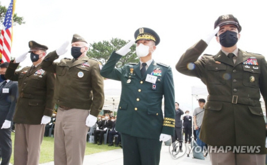 백선엽 장군 2주기 추모식에서 한·미 고위 장성들이 백 장군을 추모하며 경례하고 있다. 연합뉴스