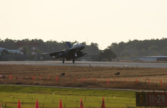 공군의 F-15K전투기가 10일 오후 다국적 연합공중훈련 ‘2024 피치블랙’이 실시될 호주 다윈기지에 착륙하고 있다. 우리 공군이 자체 전력만으로 무중단 페리(Ferry) 임무를 수행한 것은 이번이 처음이다. 공군 제공