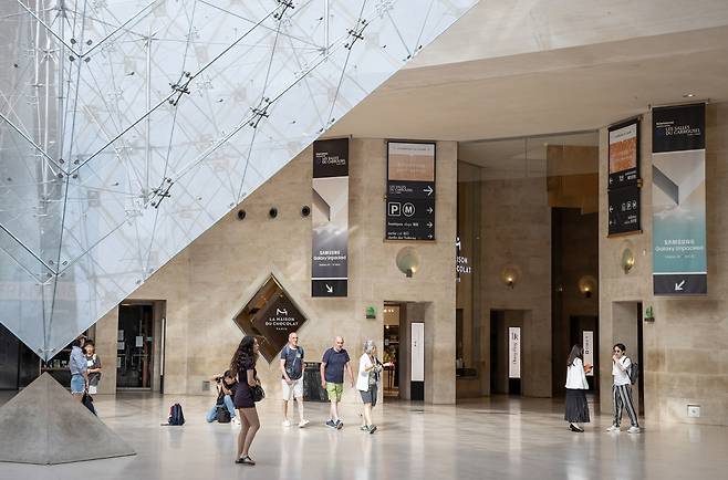 프랑스 파리 ‘카루젤 뒤 루브르(Carrousel du Louvre)’에 게시된 갤럭시 언팩 현수막. [삼성전자 제공]