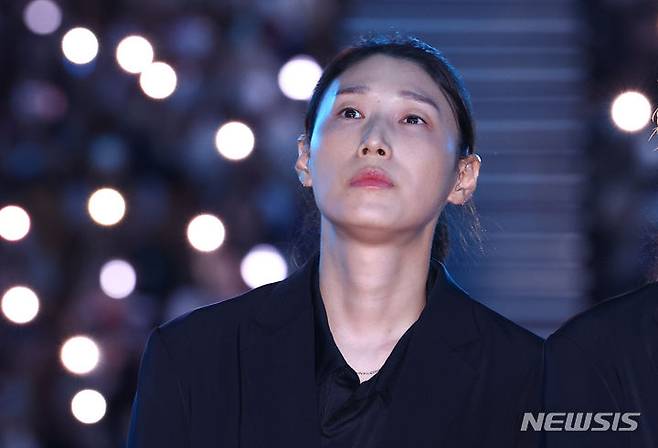 [서울=뉴시스] 황준선 기자 = 김연경이 지난 6월8일 오후 서울 송파구 잠실실내경기장에서 열린 국가대표 은퇴식에서 선수 활동 영상을 시청하고 있다. 2024.06.08. hwang@newsis.com