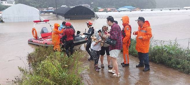 [대전=뉴시스]대전 서구 용촌동 마을전체가 침수돼 119구조대가 고무보트를 이용해 고립된 주민들을 구조하고 있다. 2024. 07. 10  *재판매 및 DB 금지