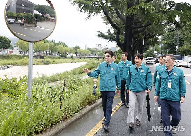 [전주=뉴시스] 전주천 쌍다리 등 현장 점검에 나선 우범기 전주시장. (사진=전주시 제공) 2024.07.10. photo@newsis.com