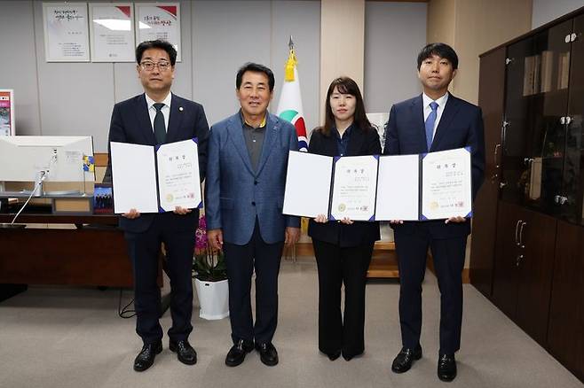 [양산=뉴시스] 양산시가 고문변호사를 위촉하고 위촉장을 수여하고 있다. (사진=양산시 제공) 2024.07.10. photo@newsis.com *재판매 및 DB 금지