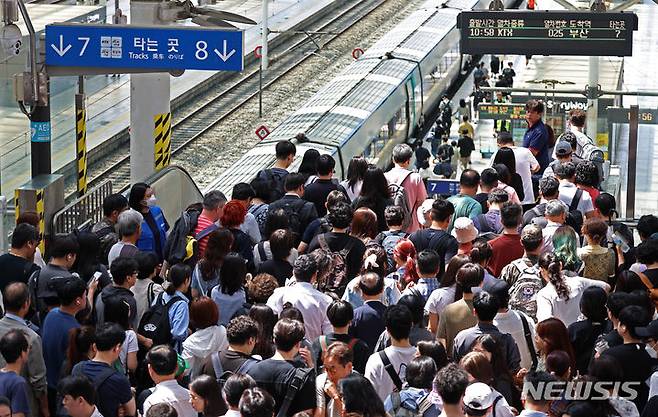 [서울=뉴시스] 김금보 기자 = 중부지방에 내린 집중호우로 인해 열차가 운행중지되거나 지연된 10일 서울 중구 서울역에서 열차를 기다리는 시민들과 이용객들이 뒤엉켜 이동하고 있다. 2024.07.10. kgb@newsis.com