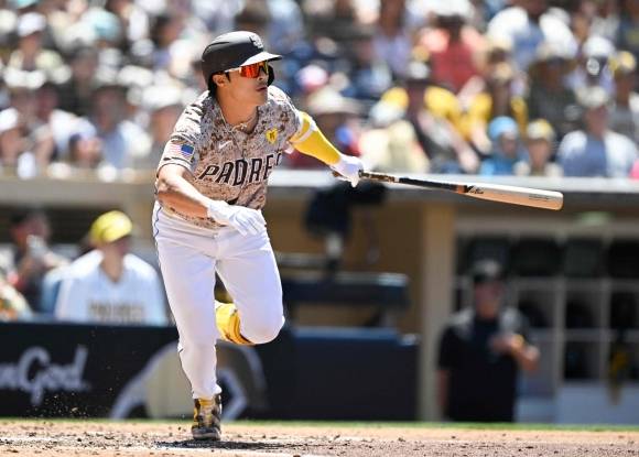 BBN-SPO-ARIZONA-DIAMONDBACKS-V-SAN-DIEGO-PADRES - SAN DIEGO, CA - JULY 7: Ha-Seong Kim #7 of the San Diego Padres hits a single during the sixth inning of a baseball game against the Arizona Diamondbacks at Petco Park on July 7, 2024 in San Diego, California.   Denis Poroy/Getty Images/AFP (Photo by DENIS POROY / GETTY IMAGES NORTH AMERICA / Getty Images via AFP)