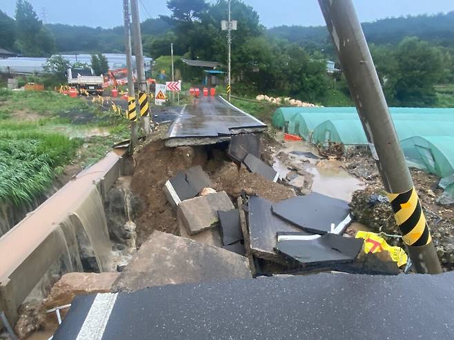 충남 서천군의 한 도로가 7월10일 새벽 내린 강한 비로 끊어져 있다. ⓒ 연합뉴스