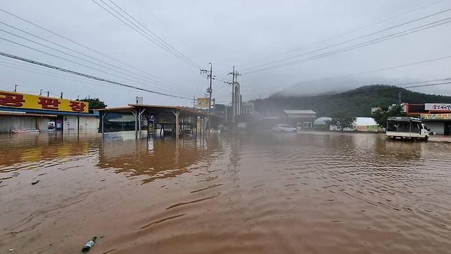 7월10일 집중호우가 내리면서 충남 논산시 양촌면 일대 도로가 물에 잠겨 있다. ⓒ 연합뉴스