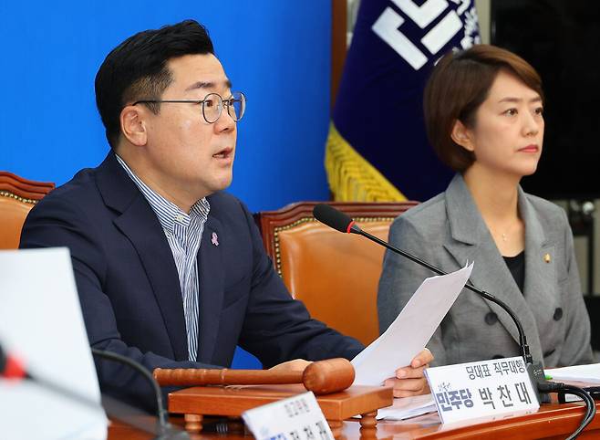 박찬대 더불어민주당 대표 직무대행 겸 원내대표(왼쪽)가 10일 오전 국회에서 열린 최고위원회의에서 발언하고 있다. ⓒ연합뉴스