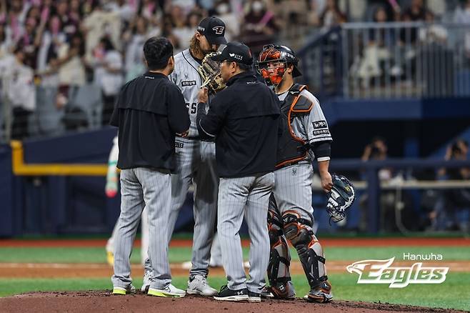 양상문 투수코치가 지난 9일 고척 키움전에서 선발 라이언 와이스가 흔들리자 마운드에 올라가 대화를 하고 있다. 한화 제공
