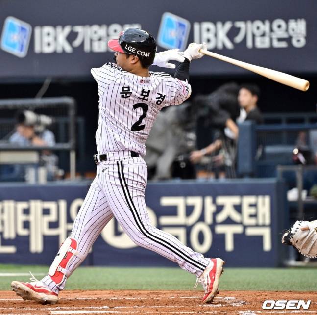 LG 문보경이 10일 잠실 KIA전 2회 말 우월 솔로포를 때려내고 있다.