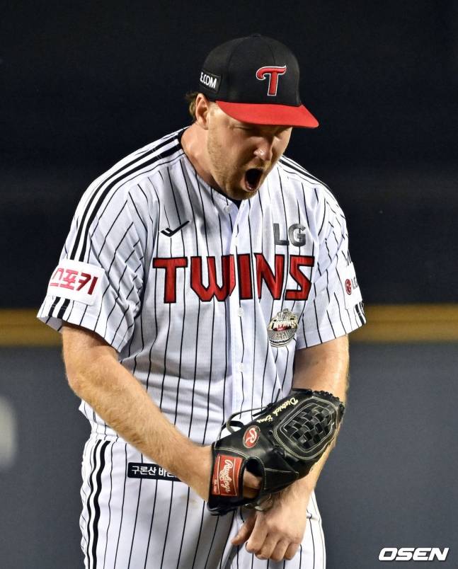 LG 디트릭 엔스가 10일 잠실 KIA전 7회 말을 무실점으로 마무리하고 포효하고 있다.