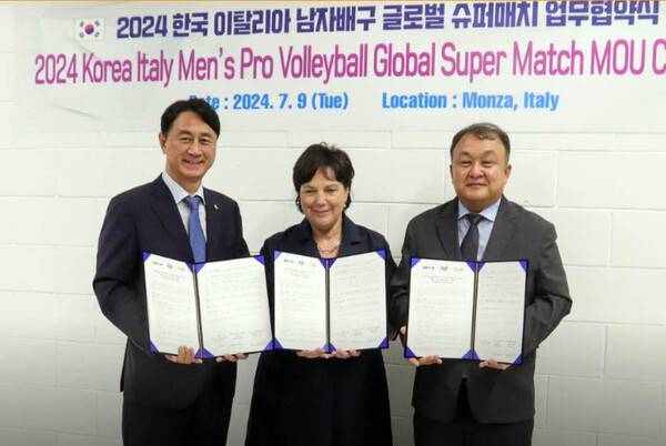 이탈리아 몬차서 '2024 한국-이탈리아 남자배구 글로벌 슈퍼매치' 업무협약식.(사진은 왼쪽부터 한국배구연맹 신무철 사무총장, 베로 발리 컨소시엄 알레산드라 마르차리 구단주, KBSN 박현철 스포츠본부장)/ 사진출처=volleynews)