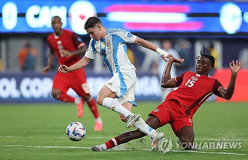 축구의 신 리오넬 메시의 아르헨티나가 조별 예선에 이어 캐나다를 2-0으로 꺾고 결승 진출에 성공했다. 메시는 이번 대회 첫 골이자 쐐기골을 넣으며 경기 최우수 선수에 선정됐고 아르헨티나는 메이저 대회 3연속 결승에 오르게 됐다. 연합뉴스