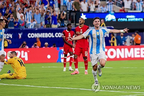 축구의 신 리오넬 메시의 아르헨티나가 조별 예선에 이어 캐나다를 2-0으로 꺾고 결승 진출에 성공했다. 메시는 이번 대회 첫 골이자 쐐기골을 넣으며 경기 최우수 선수에 선정됐고 아르헨티나는 메이저 대회 3연속 결승에 오르게 됐다. 연합뉴스