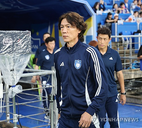 광주FC는 10일 문수축구경기장에서 열린 울산HD와의 하나은행 K리그1 2024 22라운드 원정 경기에서 후반 22분 터진 이희균의 결승골로 1-0 승리했다. 홍명보 감독은 울산을 지휘하는 사실상 마지막 경기를 패배로 마무리했다. 반면 이정효 광주 감독은 통산 100번째 경기에서 50승을 따내는 데 성공했다. 연합뉴스