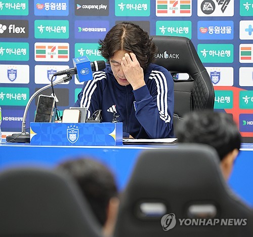 대한민국 축구 국가대표팀 새 사령탑으로 내정된 홍명보 현 울산HD 감독이 자신의 선임을 둘러싼 논란 등에 대해 입을 열었다. 홍 감독은 자신이 지휘봉을 잡았던 2014년 브라질 월드컵  참패 뒤를 떠올리며 '그 때 기억은 끔찍했지만 축구 인생에서 마지막으로 한 번 더 도전하고 싶었다'는 소감을 내놨다. 홍 감독은 박주호의 충격적인 폭로에 대해선 포옹해야 좋은 방향으로 나아갈 수 있다는 뜻을 전했다. 울산 팬들에겐 미안함을 감추지 않았다. 홍 감독은 2026년 6월 미국과 캐나다, 멕시코에서 공동개최하는 북중미 월드컵을 넘어 2027년 2월 끝나는 사우디아라비아 아시안컵까지 계약할 예정이다. 한국프로축구연맹