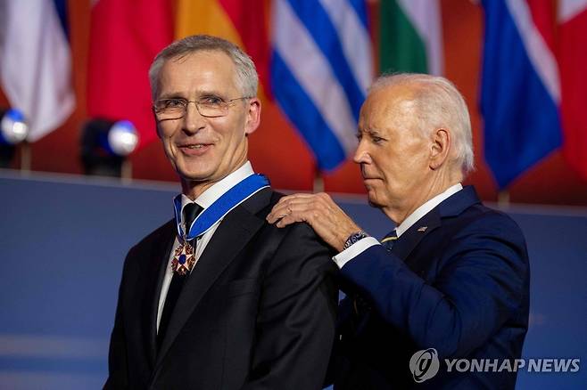 나토 사무총장에게 메달 수여하는 바이든 미국 대통령 (워싱턴 AFP=연합뉴스) 조 바이든 미국 대통령은 9일(현지시간) 워싱턴DC에서 열린 나토 창설 75주년 행사에서 옌스 스톨텐베르그 나토 사무총장에게 '대통령 자유의 메달'을 수여하고 있다. 2024.7.9