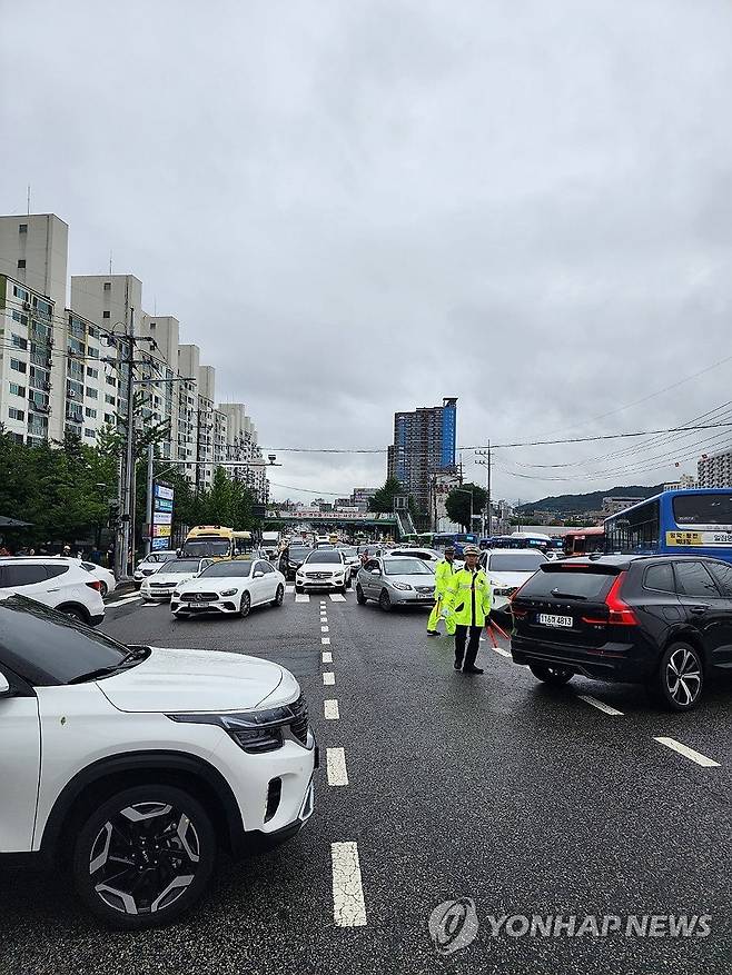 폭우에 침하 발생한 대전 유등교…접근 통제로 교통체증 (대전=연합뉴스) 10일 새벽 대전에 많은 비가 내리면서 대전 중구 유천동 유등교가 침하하고 있어 대전시와 경찰이 접근을 통제하고 있다. 교량 통제로 오전 8시부터 유등교 근처에는 극심한 교통체증이 발생하고 있다. 이날 0시부터 5시까지 대전에는 86.5㎜의 비가 내렸다. 2024.7.10 [독자 강민구 씨 제공. 재판매 및 DB 금지] swan@yna.co.kr