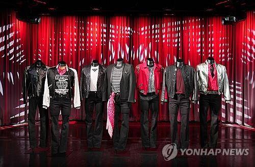 그래미 뮤지엄에 전시된 엔하이픈이 '스위트 베놈' 뮤비에서 입은 의상들 [로스앤젤레스 AP=연합뉴스]