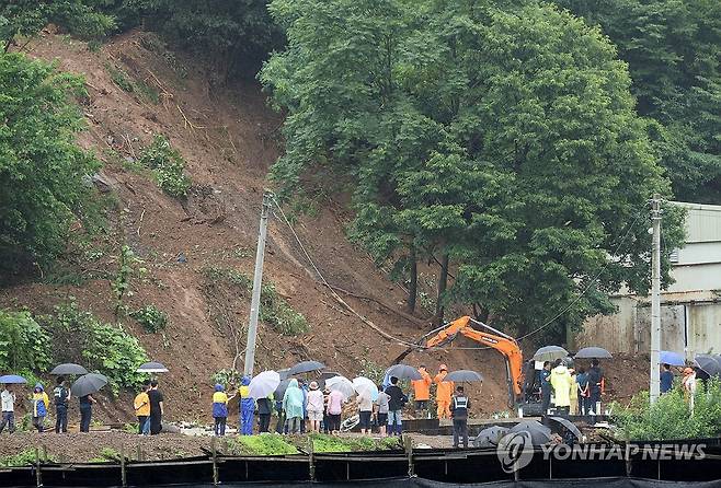 금산 산사태 수색 작업 (금산=연합뉴스) 김준범 기자 = 10일 충남 금산군 진산면에서 발생한 산사태로 60대 주민이 매몰돼 소방 당국이 수색 작업을 하고 있다. 2024.7.10 psykims@yna.co.kr