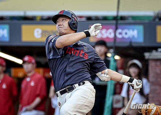 롯데 자이언츠 정훈 (서울=연합뉴스) 롯데 자이언츠 정훈이 10일 인천 SSG랜더스필드에서 열린 프로야구 SSG 랜더스와의 방문 경기, 2회 적시타를 치고 있다. [롯데 자이언츠 제공. 재판매 및 DB 금지]