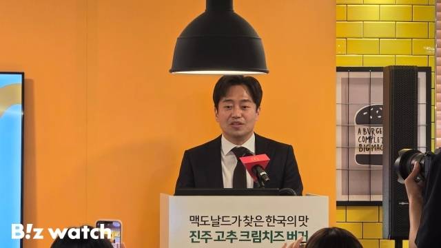양형근 한국맥도날드 대외협력담당 이사가 지난 10일 맥도날드 신사역점에서 열린 2024 한국의 맛 신메뉴 출시 기념 행사에서 발표하고 있다. /사진=김지우 기자 zuzu@