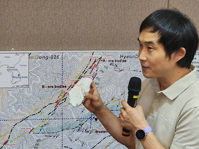 지질자원연의 한 연구자가 단양·울진 지역에서 가져온 암석을 놓고 설명하고 있다.(사진=한국지질자원연구원)