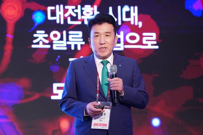 함영주 하나금융지주 회장이 11일 제주 롯데호텔에서 열린 ‘2024 한경협 CEO 제주하계포럼’에서 강연을 하고 있다. (사진=한경협 제공)