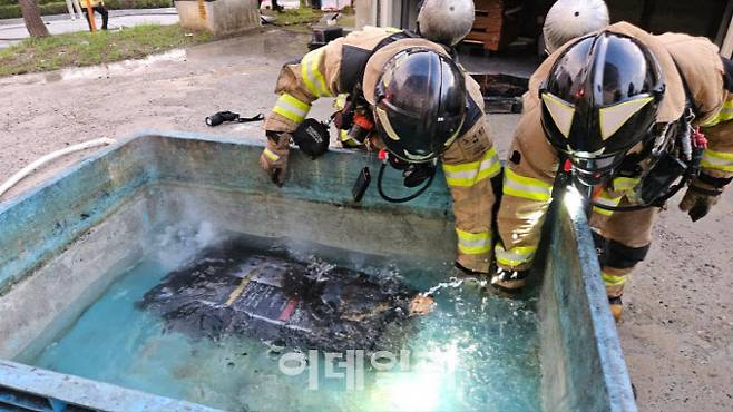 11일 오후 7시 28분께 이천시 마장면 장암리 한 전자제품 교정 서비스 업체에서 불이 나 소방대원들이 출동해 있다. (사진=경기도소방재난본부)