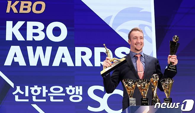 NC 페디가 27일 서울 중구 웨스틴조선호텔에서 열린 2023 신한은행 SOL KBO 시상식에서 MVP를 수상한 후 기념촬영을 하고 있다. 2023.11.27/뉴스1 ⓒ News1 김성진 기자