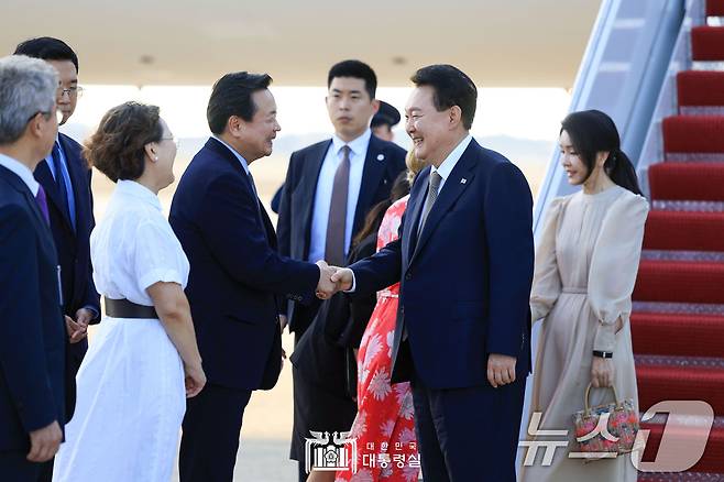 윤석열 대통령과 김건희 여사가 10일(현지시간) 북대서양조약기구(NATO·나토) 정상회의가 열리는 미국 워싱턴DC 인근 앤드루스 공군기지에 도착, 조현동 주미대사와 인사하고 있다. (대통령실 홈페이지) 2024.7.11/뉴스1 ⓒ News1 송원영 기자